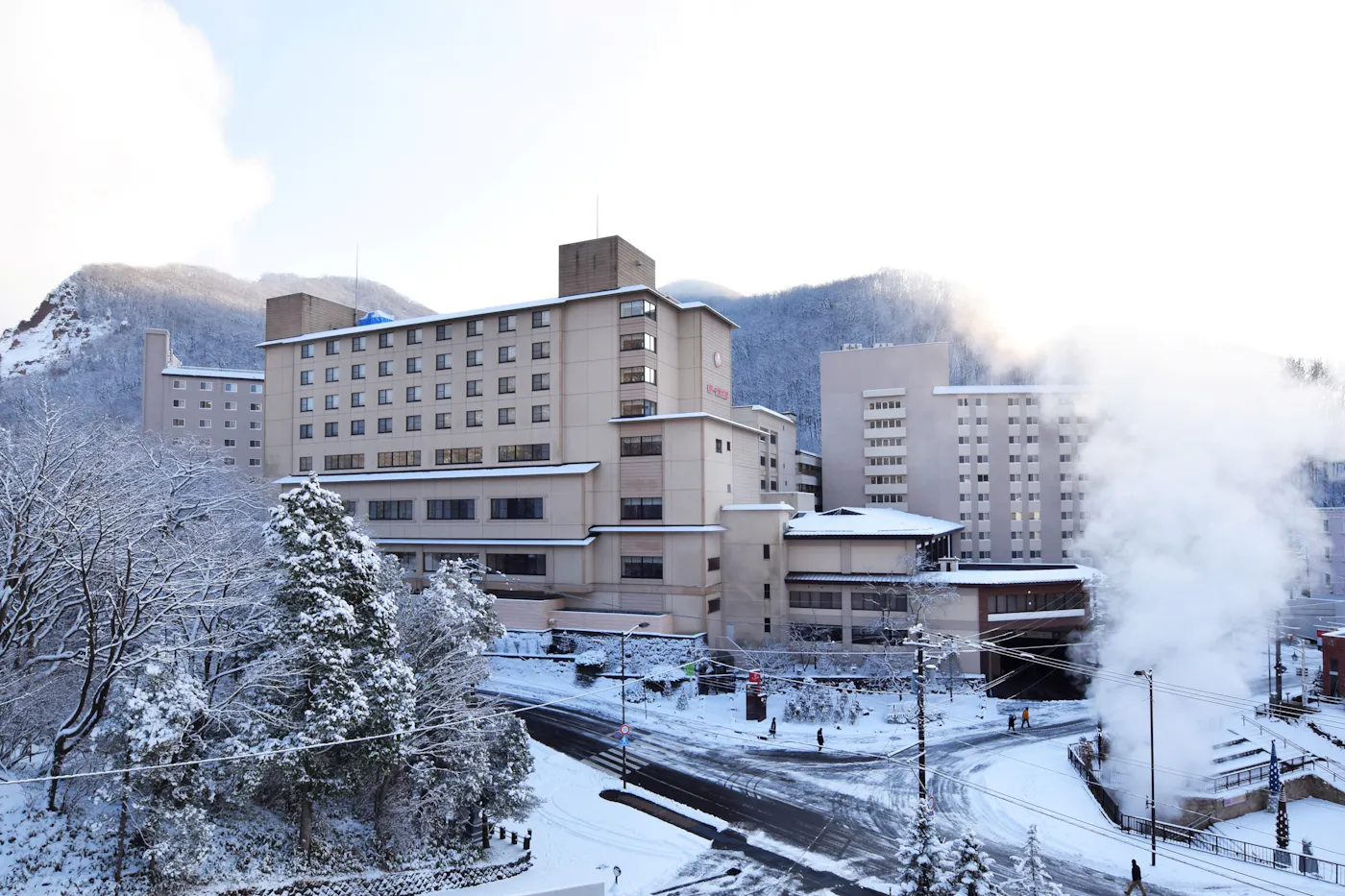 第一滝本館:雪景色の外観