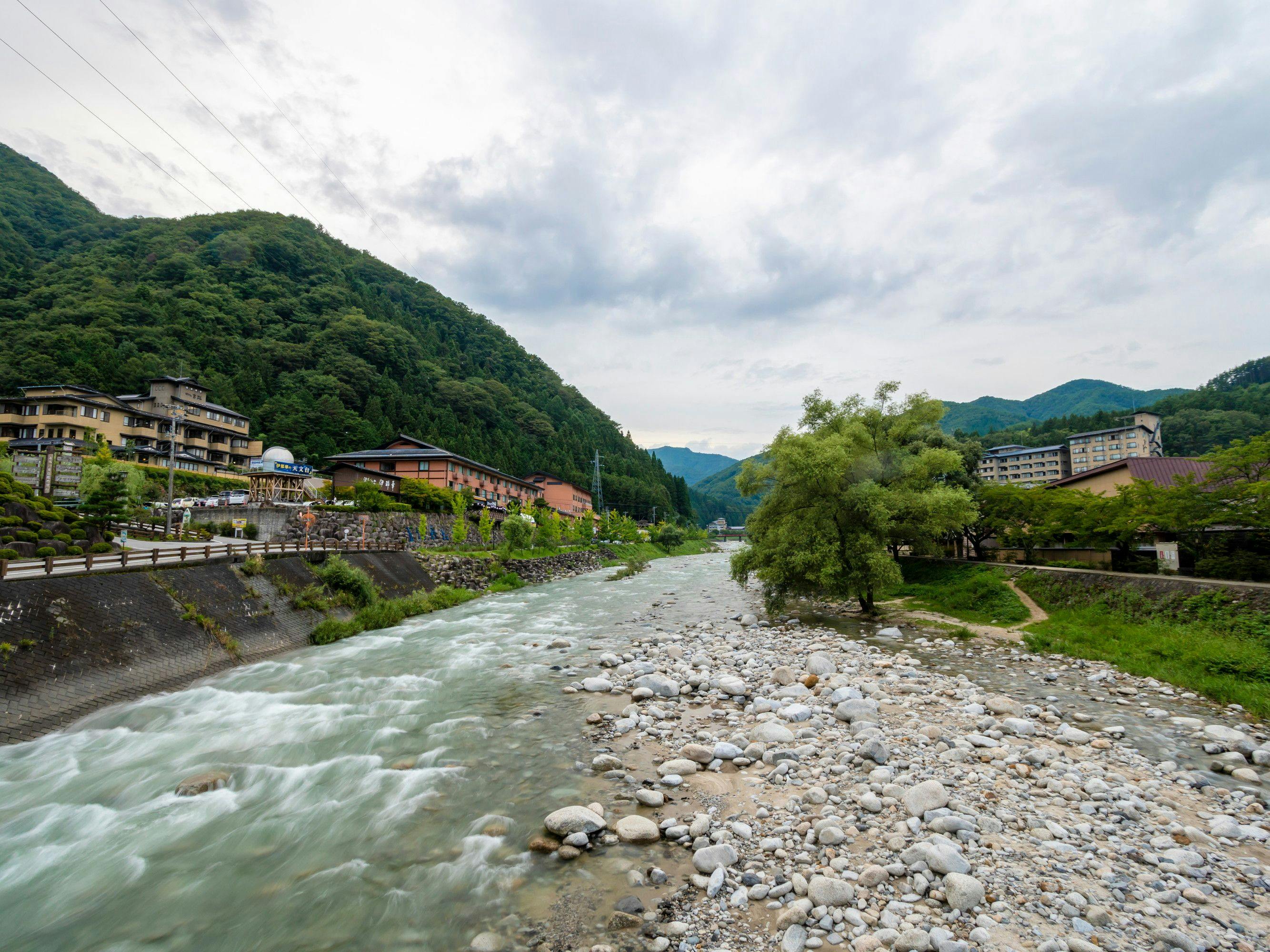 Achigawa น้ำพุร้อน Hirugami