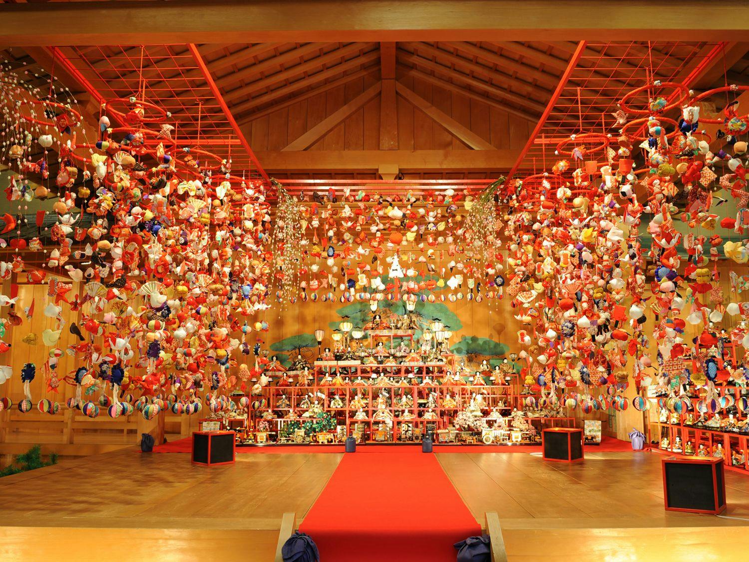 ฉากหนึ่งที่มีตุ๊กตาฮินะสองพันตัว