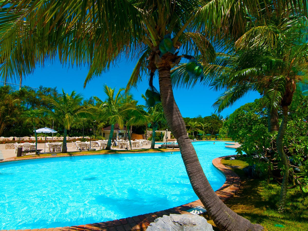 Kolam renang luar ruangan