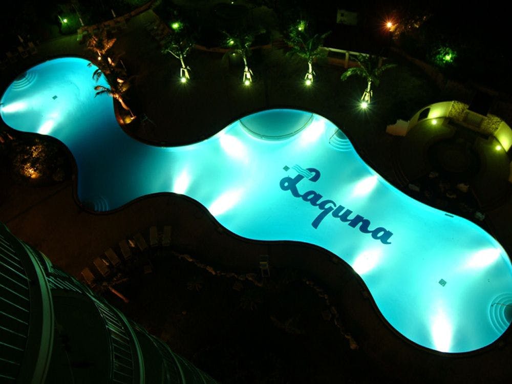 Kolam renang luar ruangan (malam)