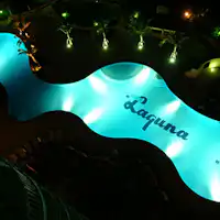 Kolam renang luar ruangan (malam)