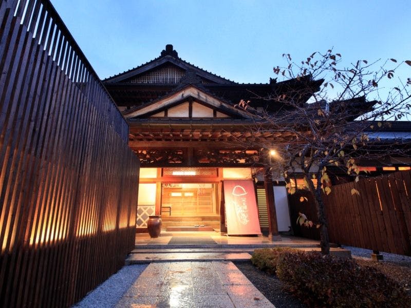 本殿エントランス