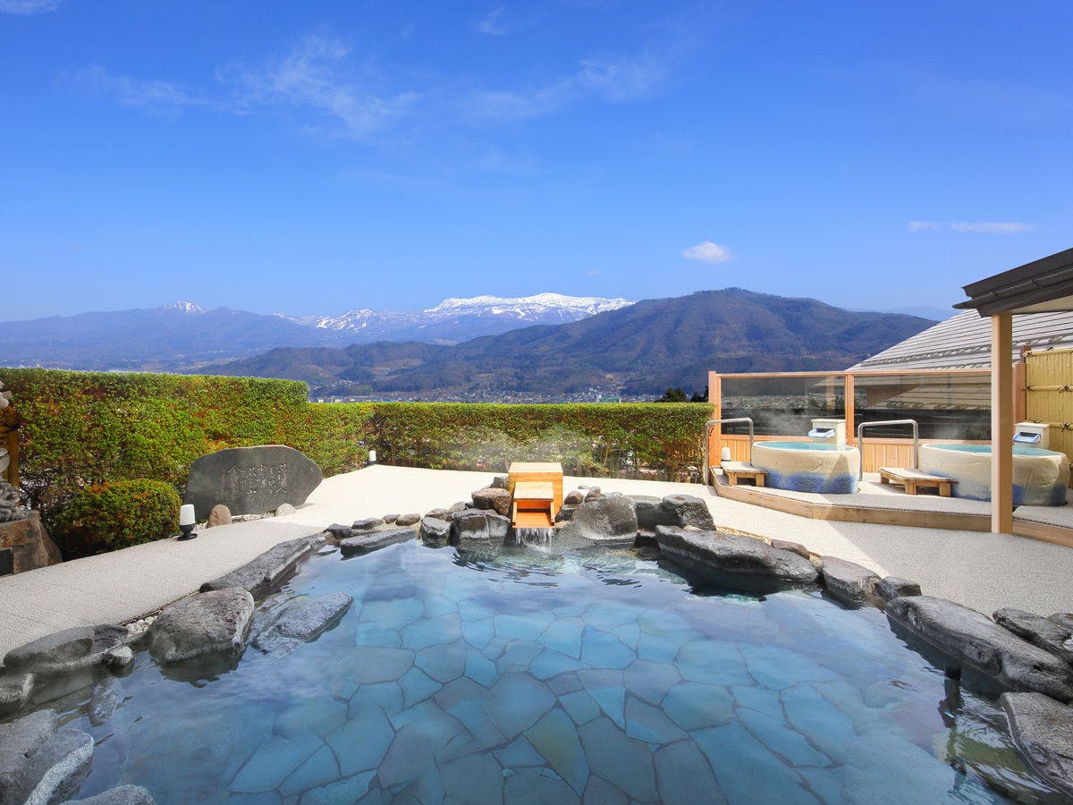 อ่างอาบน้ำกลางแจ้งแบบพาโนรามาที่มองเห็นเทือกเขา Zao จากชั้น 8