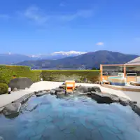 อ่างอาบน้ำกลางแจ้งแบบพาโนรามาที่มองเห็นเทือกเขา Zao จากชั้น 8