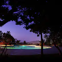 สระว่ายน้ำในสวน