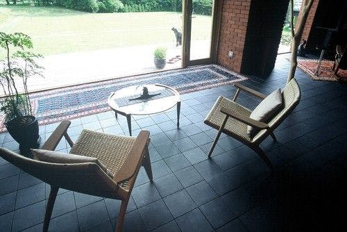 Lobi santai dengan pemandangan halaman dalam