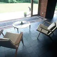 Lobi santai dengan pemandangan halaman dalam