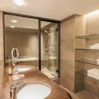 Bilik mandi yang luas