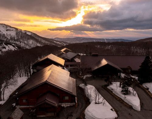【外観】夕日に照らされた八甲田ホテル