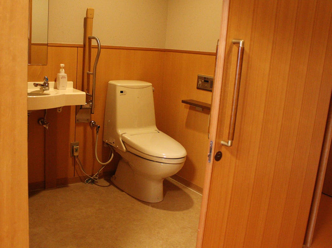 金沢・辰口温泉 まつさき　新館鳳凰のバリアフリールームのトイレ