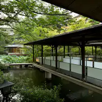 สวน ระเบียงทางเดิน และห้องน้ำชา