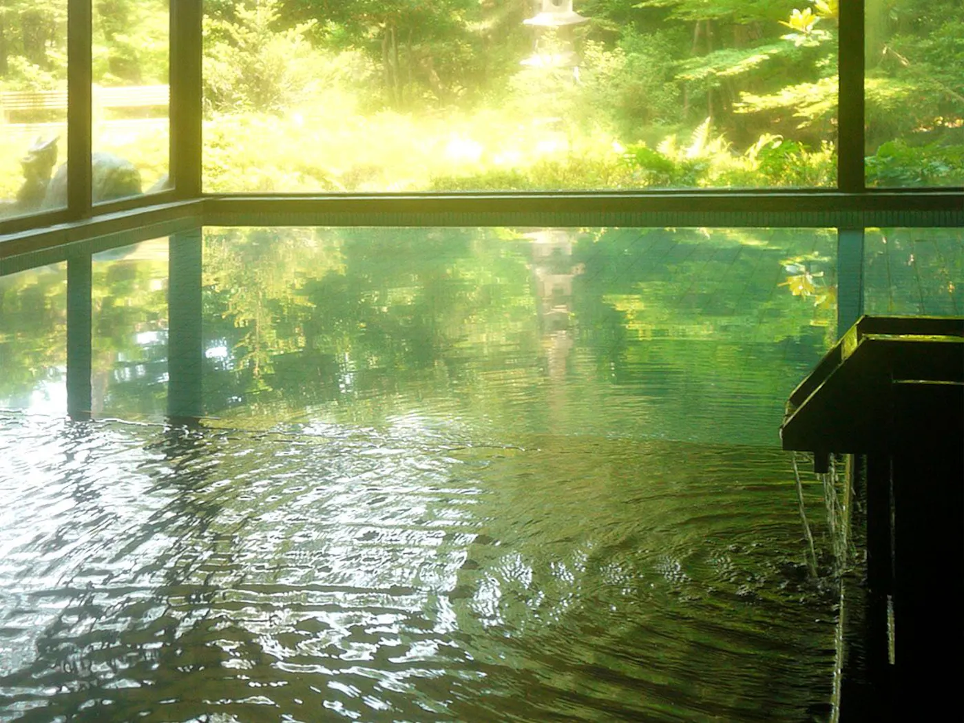 金沢辰口温泉 まつさき:緑を映す温泉