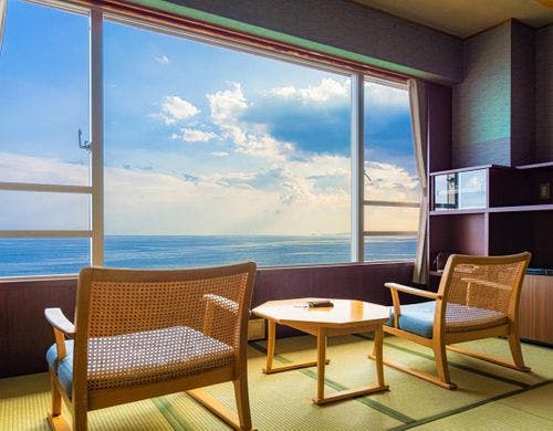 和室１０畳タイプより海を望む