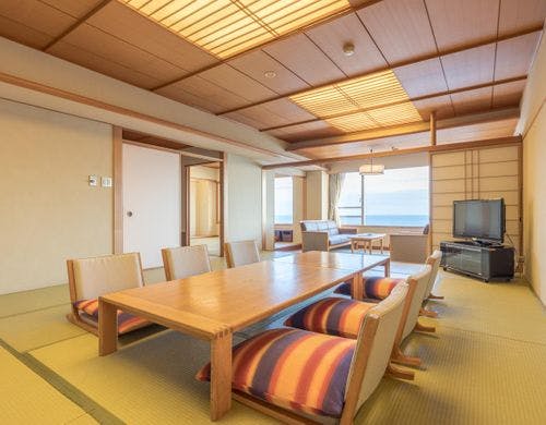 次の間付客室はゆとりの広さです。