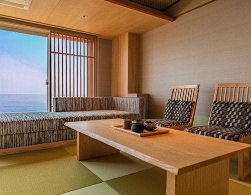 和室『海恋』のソファで寛ぐ