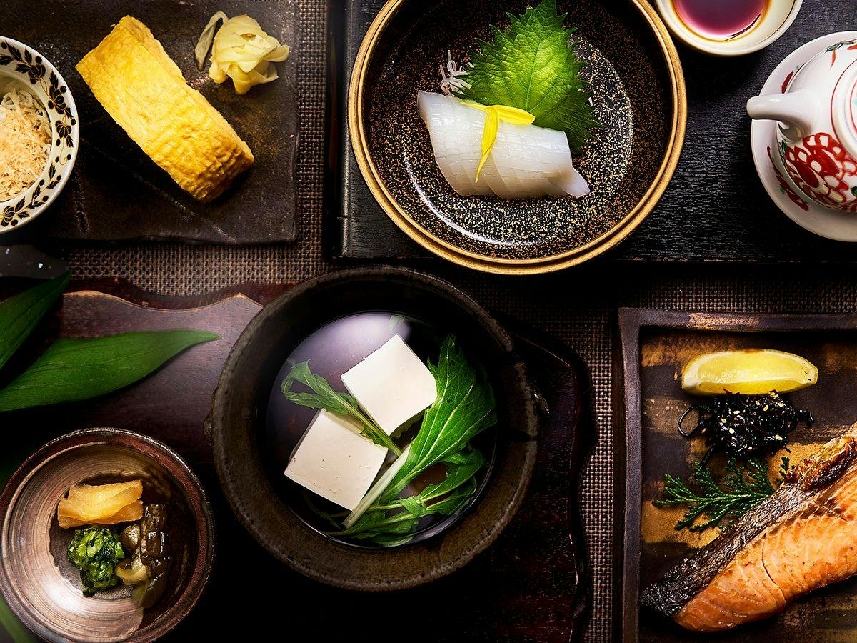 【一泊朝食】「熟成塩引鮭・伝統の出汁巻き」ほか、優しい味わいではじまる豊かな朝＜お部屋食＞