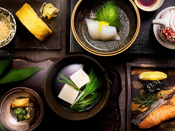 【一泊朝食】「熟成塩引鮭・伝統の出汁巻き」ほか、優しい味わいではじまる豊かな朝<お部屋食>