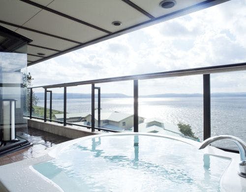 抱月露天風呂付客室一例