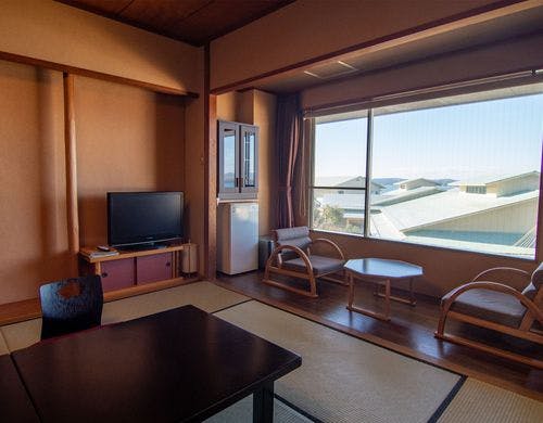 基本客室（海が少し見える）室内