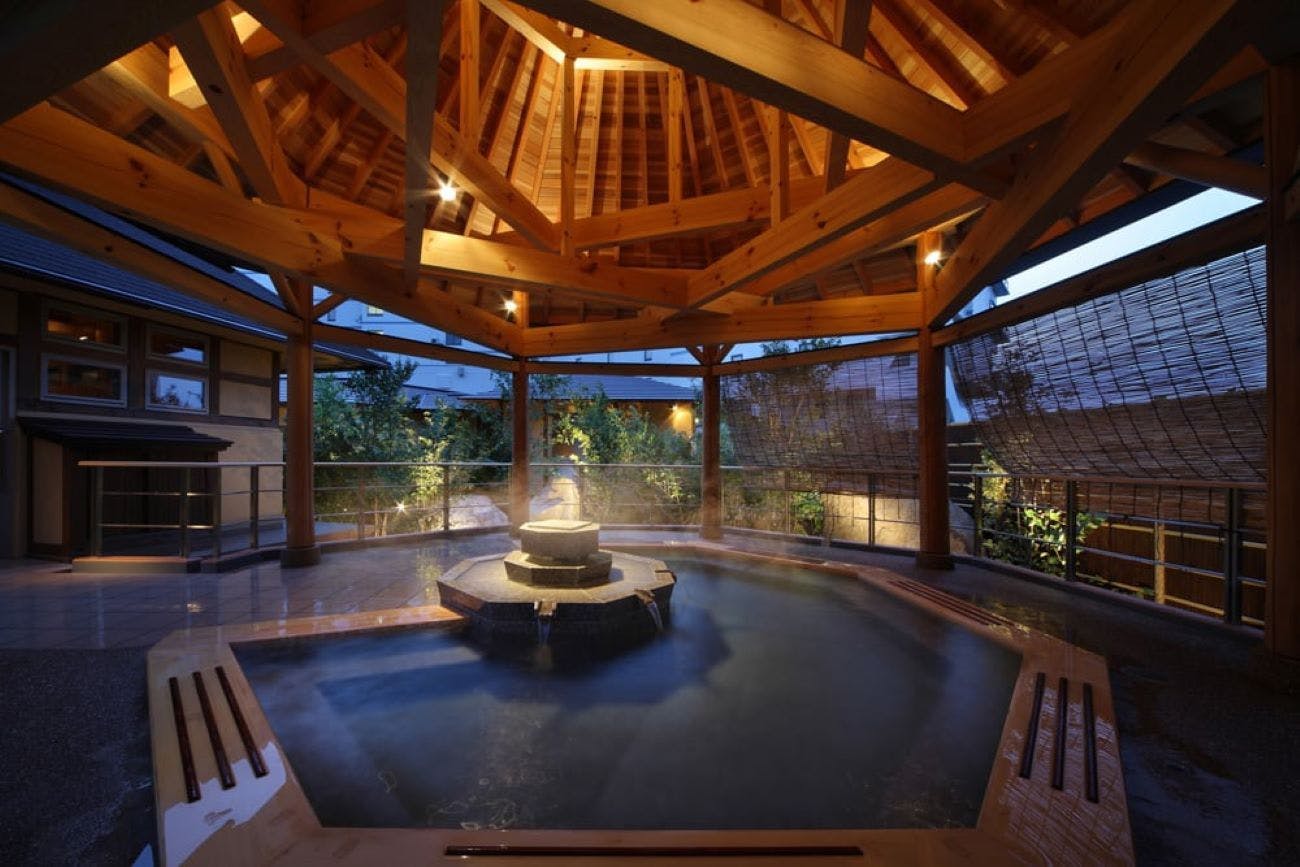 บ่อน้ำพุร้อนกลางแจ้ง "อาคามัตสึ โนะ ยู" ในภาคใต้