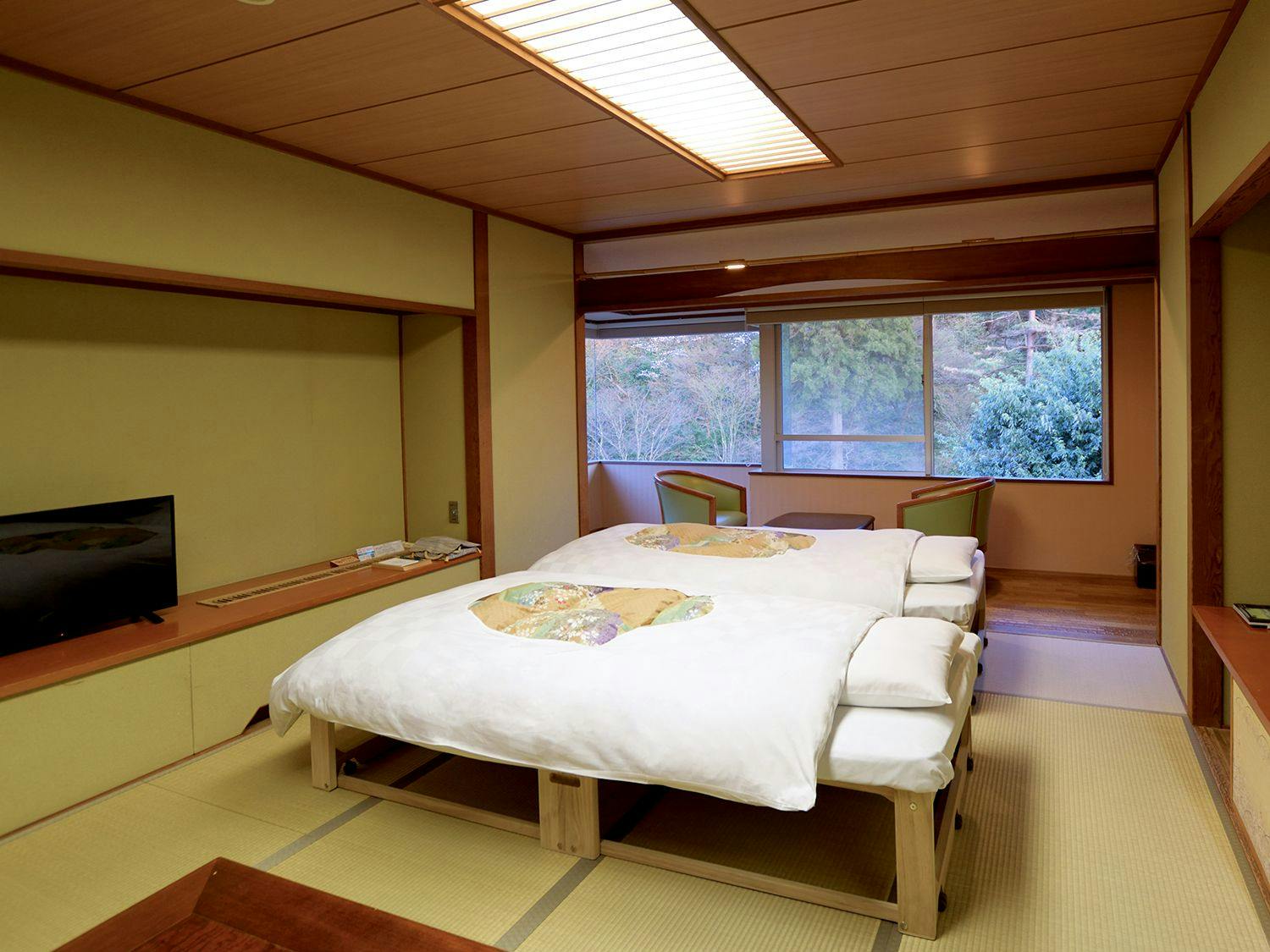 เรามีเตียงเคลื่อนที่ที่ทำจากไม้พอลโลเนียให้บริการ