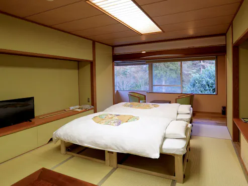 เรามีเตียงเคลื่อนที่ที่ทำจากไม้พอลโลเนียให้บริการ