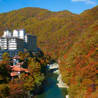 【外觀】位於河邊的全客房沿溪流而建的住宿。