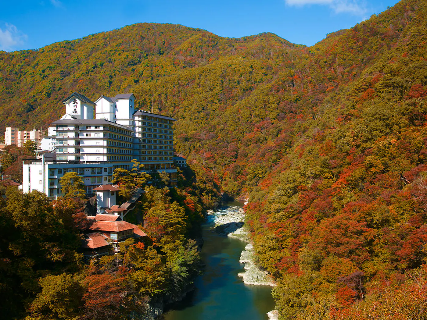 大川荘:紅葉の渓谷に建つ宿