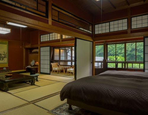 ツインベッドを配した【花の間】