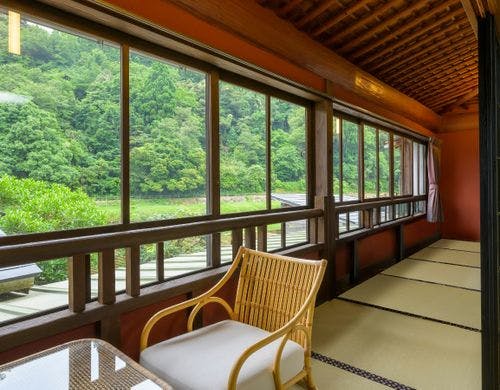 広々とした和洋室【花の間】