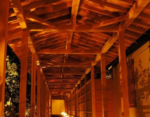 離れ『道後御茶屋』への渡り廊下