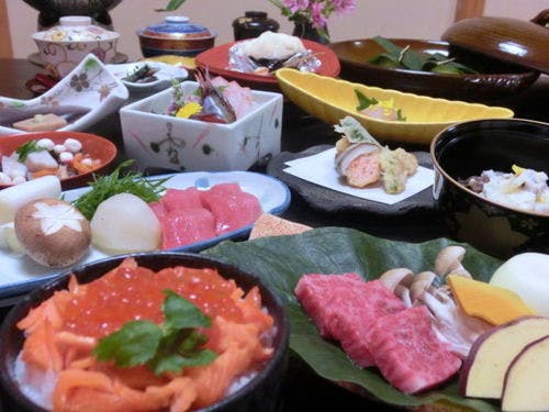 特選和牛、ズワイ蟹、厳選鮪のねぎま鍋