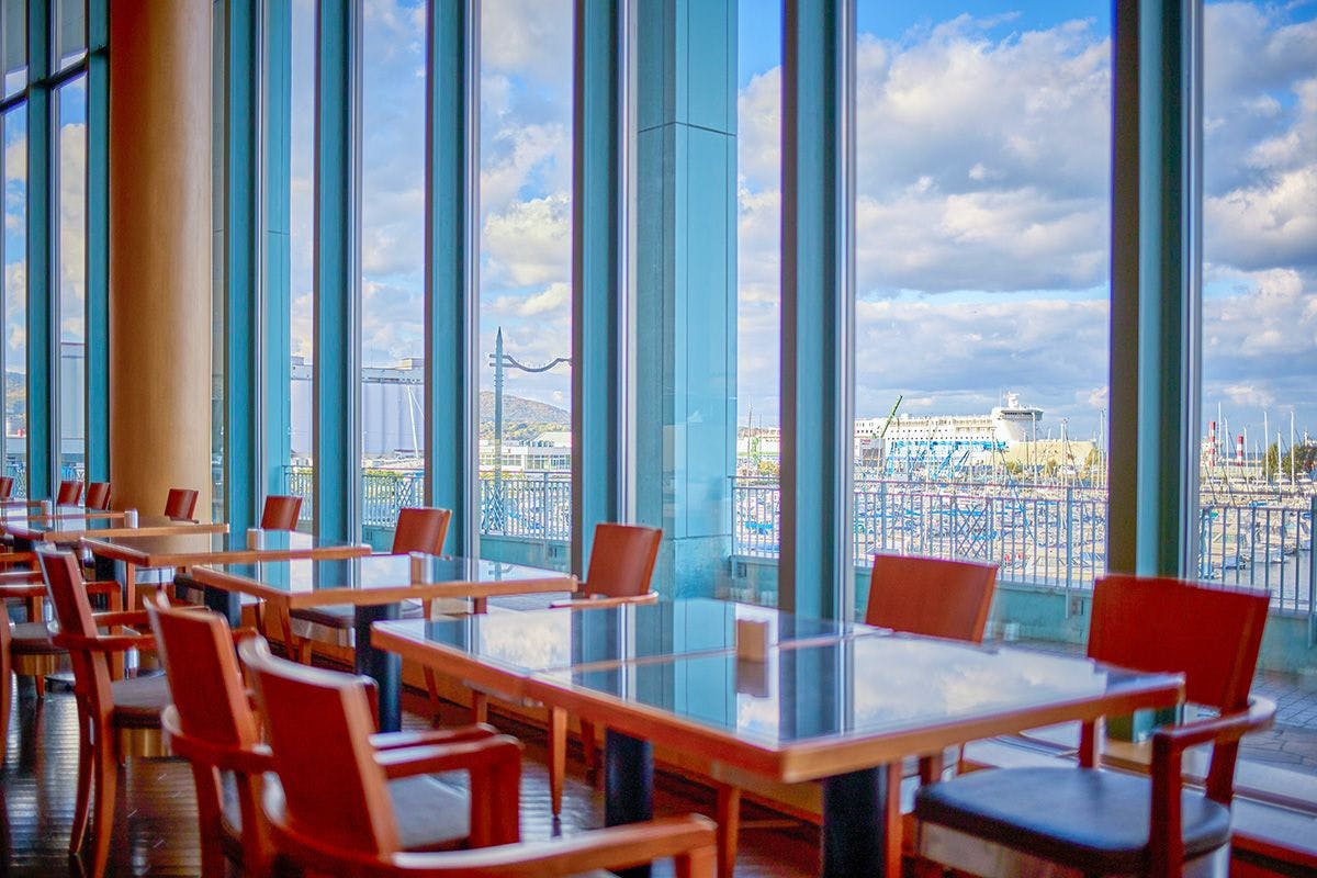 Restoran tepi laut dengan pemandangan laut biru