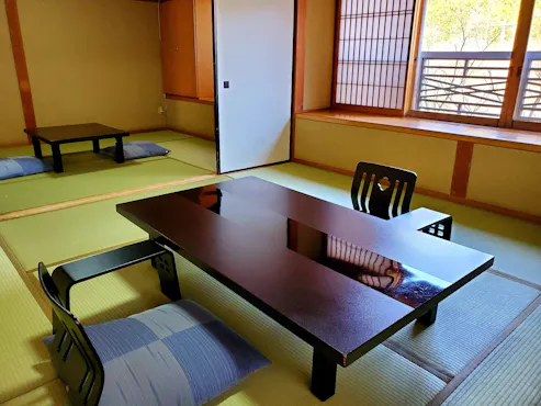 Kamar bergaya Jepang dengan 2 ruangan yang terhubung di lantai 2