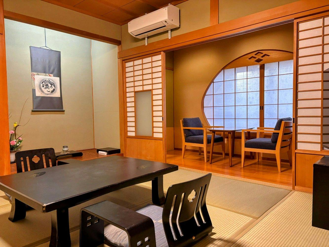 ชั้น 1 ห้องสไตล์ญี่ปุ่นขนาด 8 เสื่อทาทามิ เป็นห้องที่ให้บรรยากาศสงบผ่อนคลาย