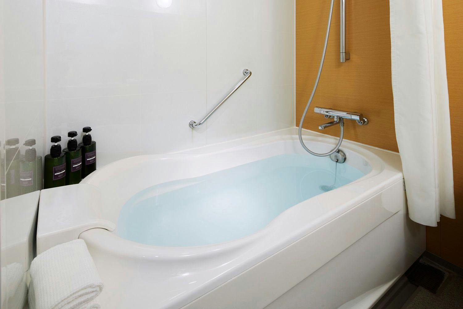 脚を伸ばして入れるバスタブ