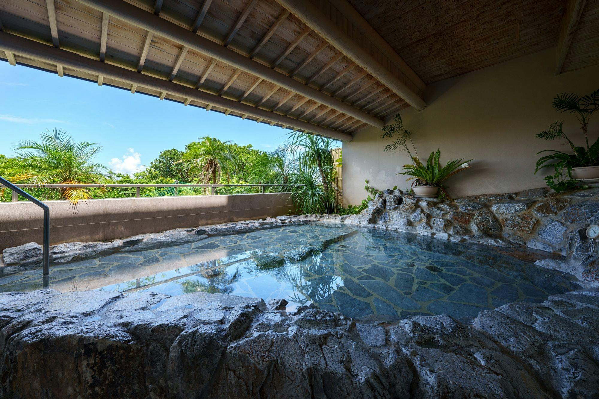 Bồn tắm lộ thiên ngoài trời