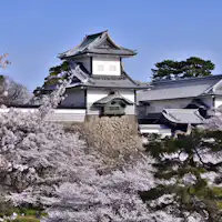 Taman Kastil Kanazawa berada sangat dekat dari Kenrokuen.