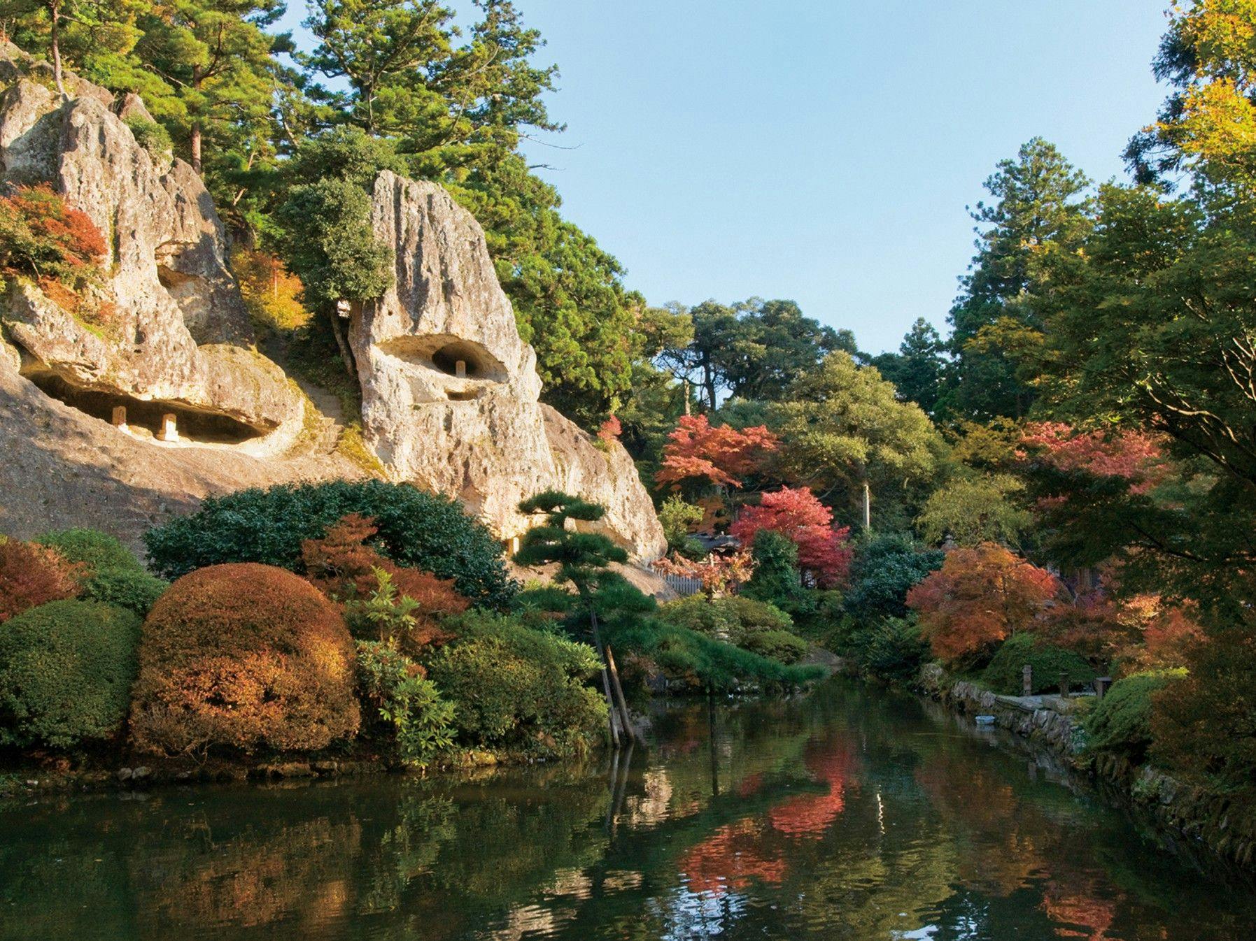 奇岩と苔、静寂に包まれた名刹 那谷寺