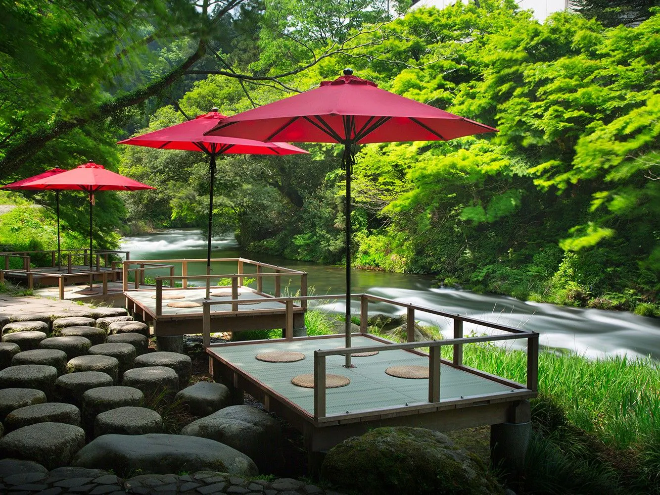 Kawadoko Kakusenkei adalah tempat yang menenangkan untuk bersantai di tengah alam yang indah.