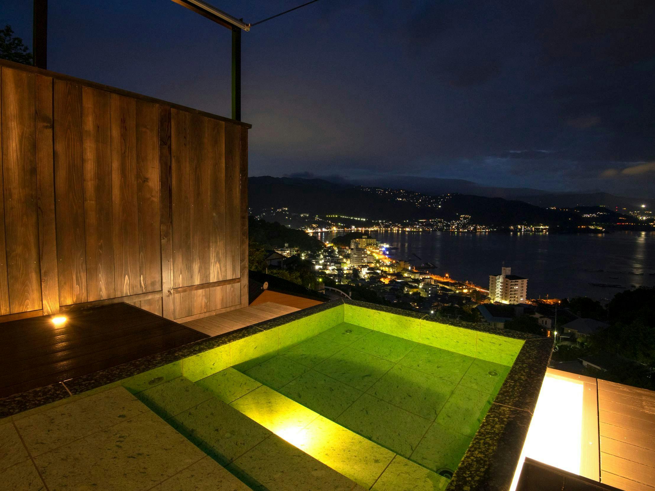 まばゆい水中光の演出もあり