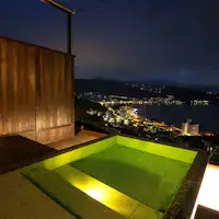 まばゆい水中光の演出もあり