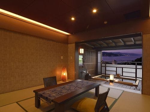 客室の露天風呂からの海、夜景の絶景の景色