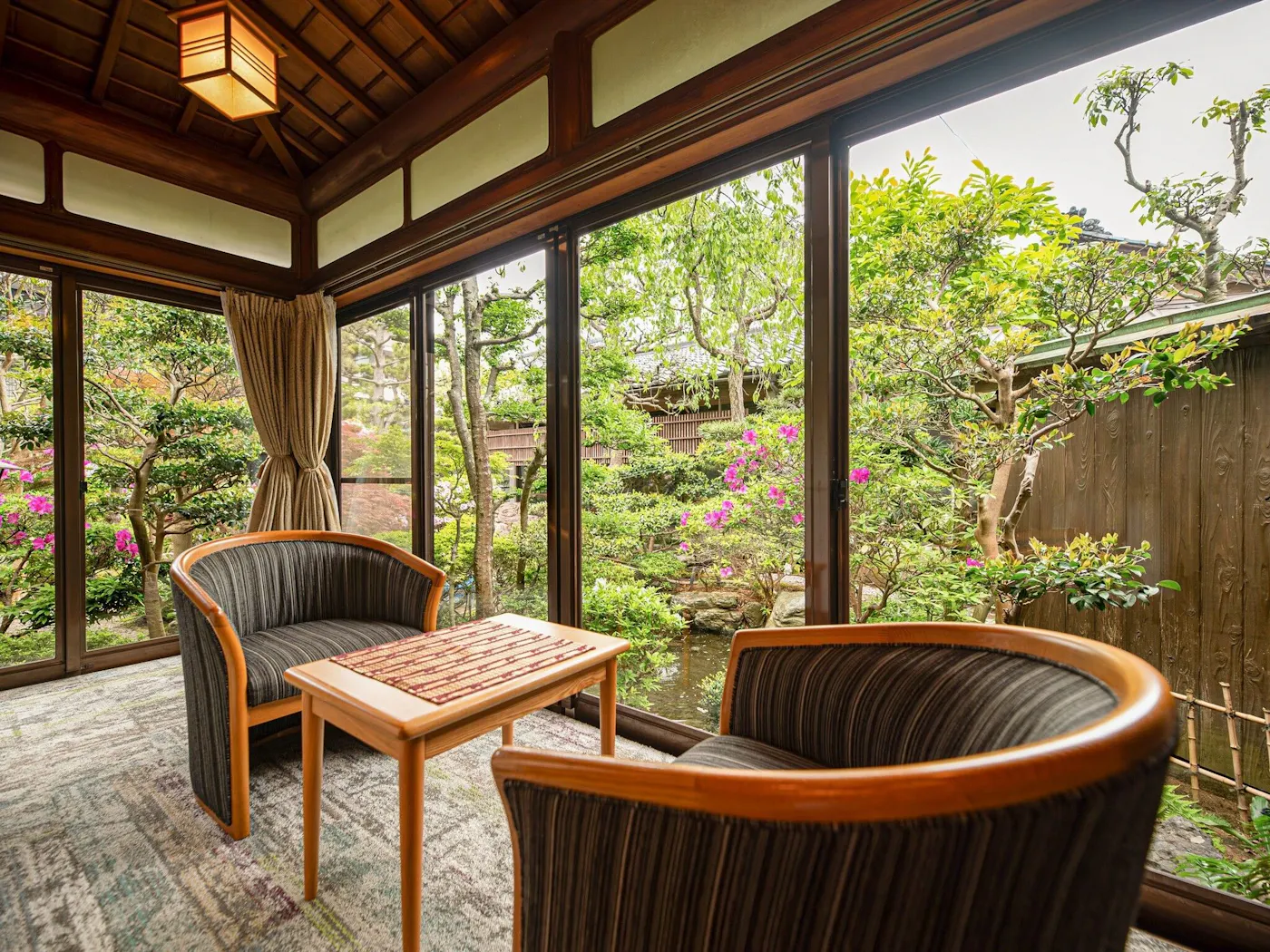 伝統旅館のぬくもり 灰屋：庭に面した広縁