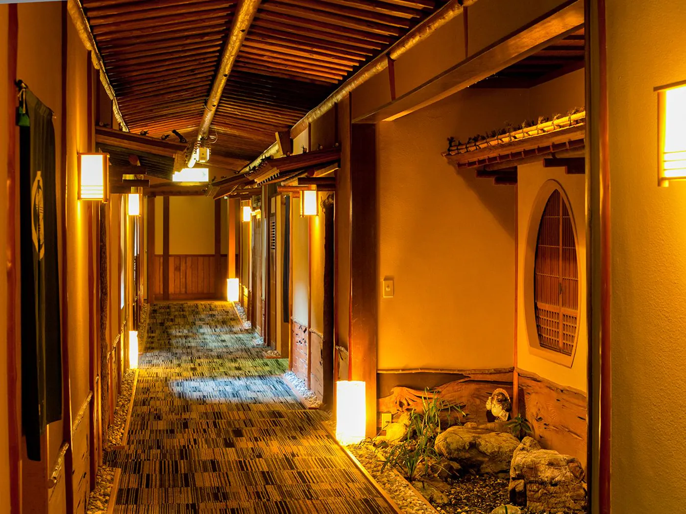 伝統旅館のぬくもり 灰屋：行灯の灯る回廊