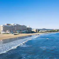 ภายนอกอาคารฝั่งตะวันออก