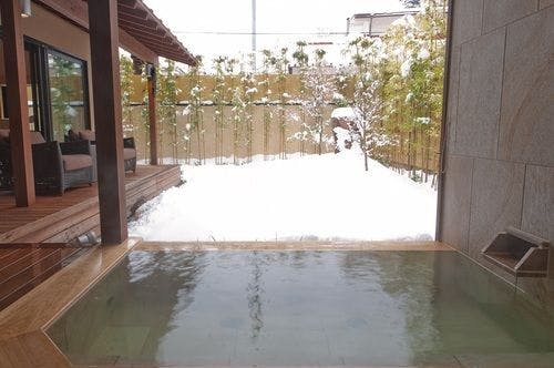 การแช่น้ำพุร้อนพร้อมชมวิวหิมะ