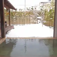 การแช่น้ำพุร้อนพร้อมชมวิวหิมะ