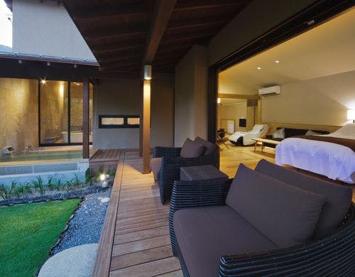 お庭より客室を望む